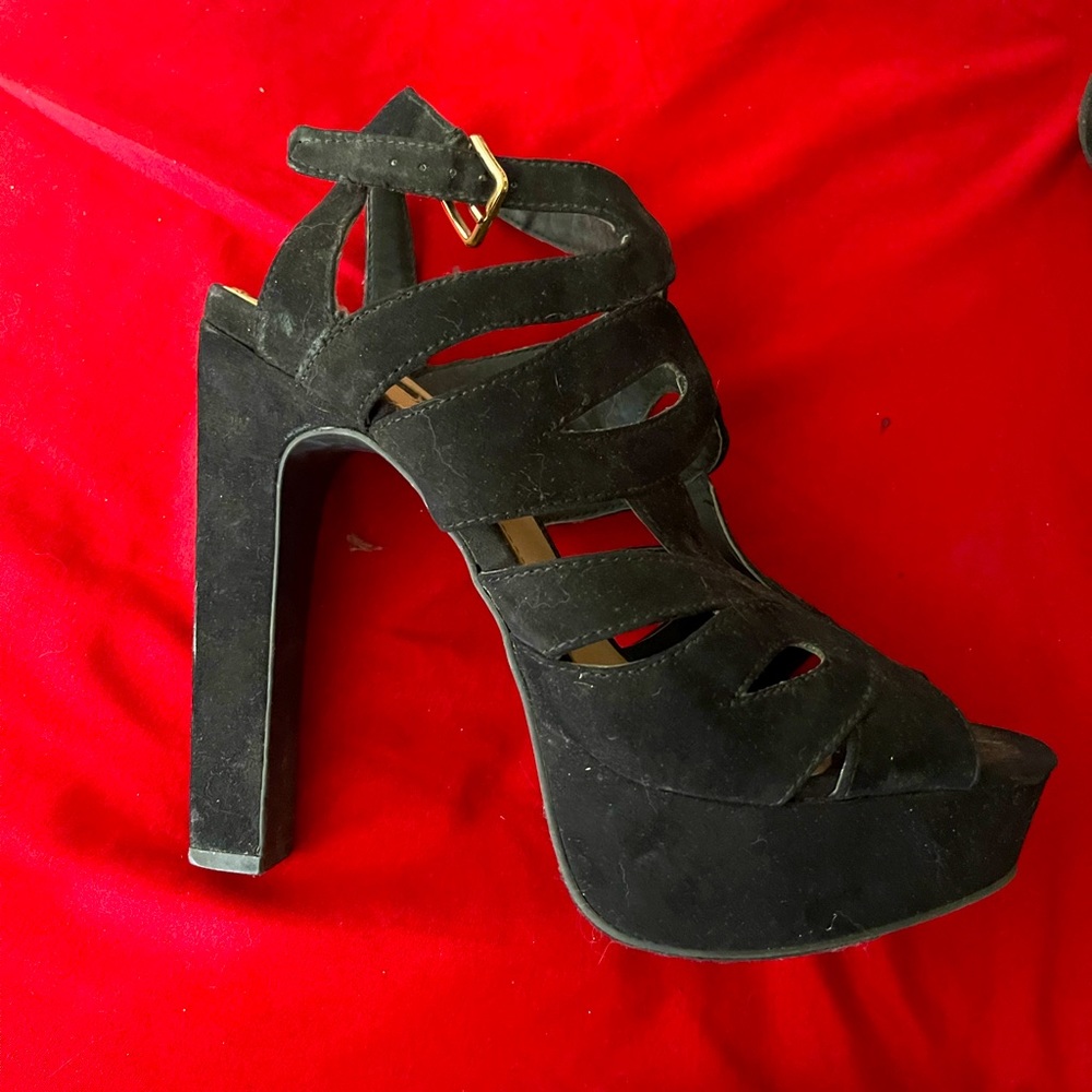 going out pumps